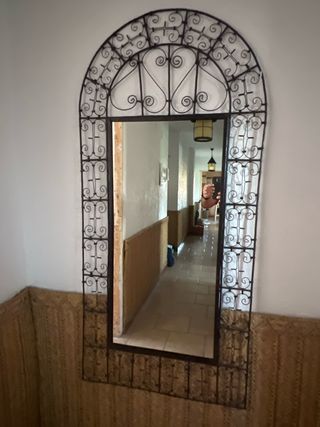 Espejo de pared con marco de metal