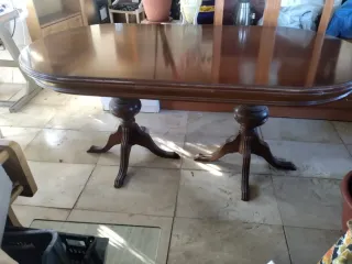 Mesa de comedor ovalada de madera