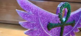 Cruz Ankh con Alas Morada y Verde, orgonita