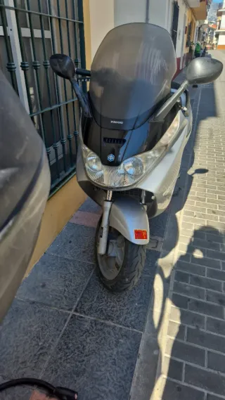 Piaggio 125 Maxi Scooter Automática