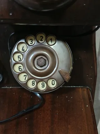 Teléfono antiguo de pared madera y bronce