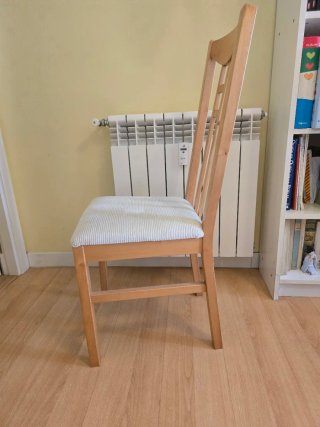 Silla beige estilo deco madera haya tela