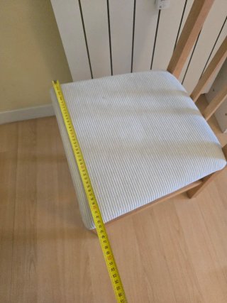 Silla beige estilo deco madera haya tela