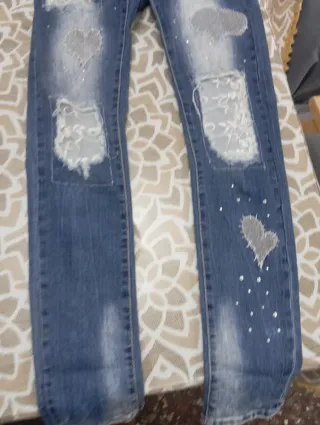 Pantalón vaquero desgastado con parches