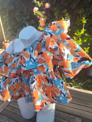 Top estampado floral con volantes