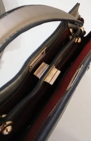 Bolso de hombro dorado con detalles