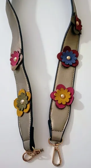 Bolso de hombro dorado con detalles