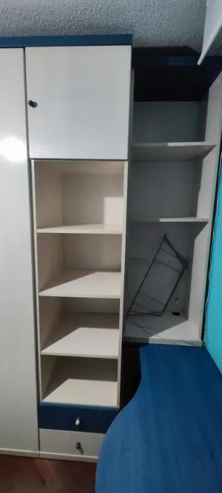 Armario amplio con librería, escritorio y zapatero