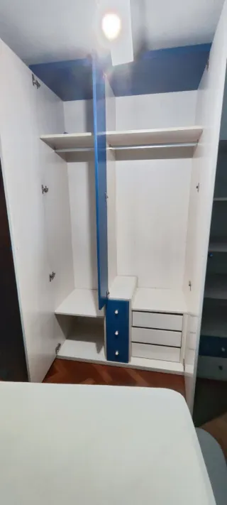 Armario amplio con librería, escritorio y zapatero