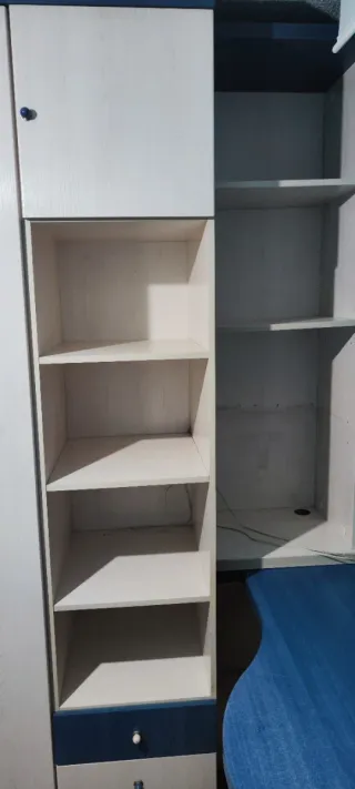 Armario amplio con librería, escritorio y zapatero