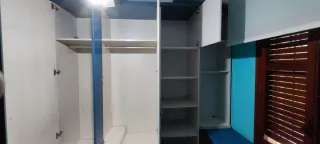 Armario amplio con librería, escritorio y zapatero