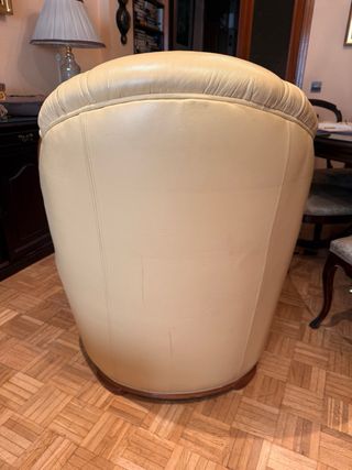 Butaca sillón piel beige y madera