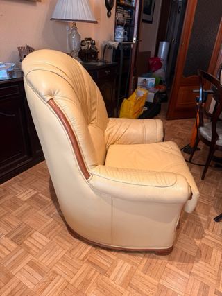 Butaca sillón piel beige y madera