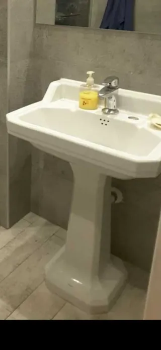 Lavabo de porcelana blanco antiguo