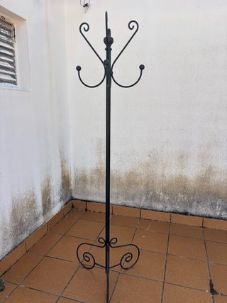 Perchero de metal negro
