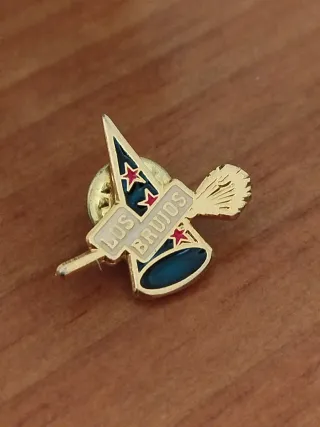 Pin de brujo con estrellas y escoba