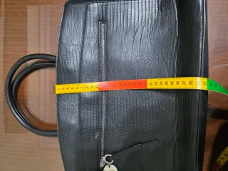 Bolso negro con textura