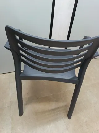 Sillas de jardín grises de plástico .