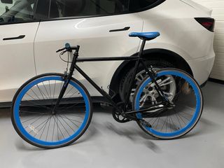 Bicicleta Urbana Negra con Ruedas Azules