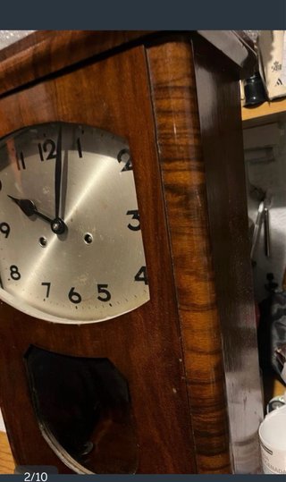Reloj de pared antiguo de madera