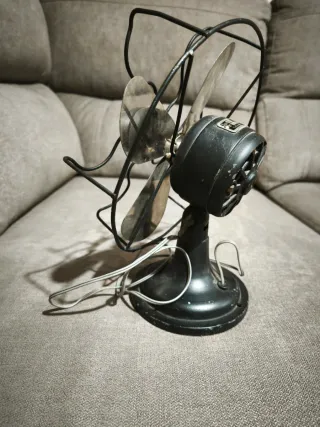 Ventilador antiguo de metal