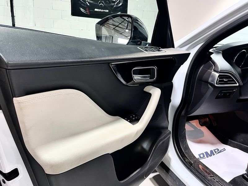 Jaguar F-Pace 2017, foto 17