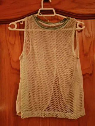 Camiseta blanca con estampado de coche