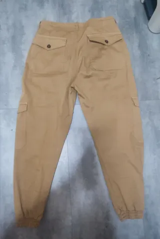 Pantalón cargo beige