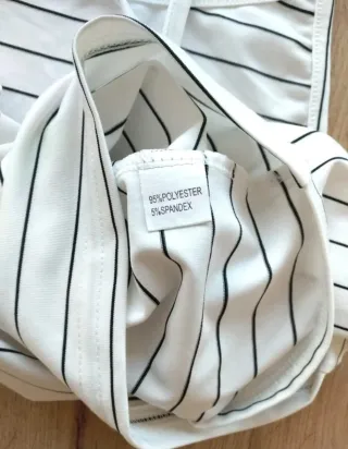 Canottiera top a righe bianche e nere