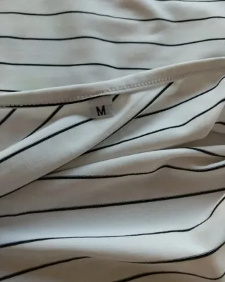 Canottiera top a righe bianche e nere