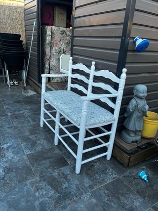 Banco de madera blanco con cojín floral