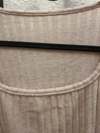 Vestido beige de punto con fruncido