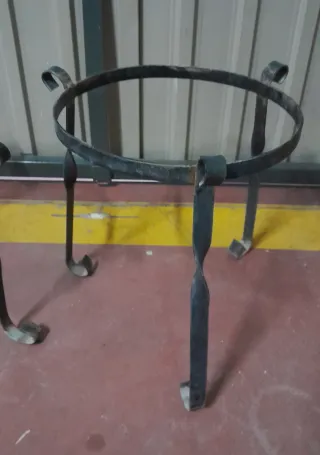 2 vasi in ferro per fioriere, lotto.