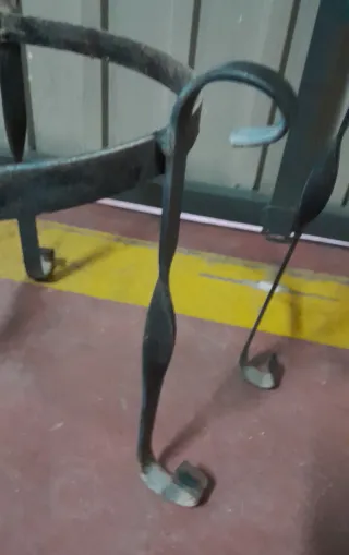 2 vasi in ferro per fioriere, lotto.