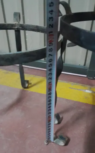 2 vasi in ferro per fioriere, lotto.