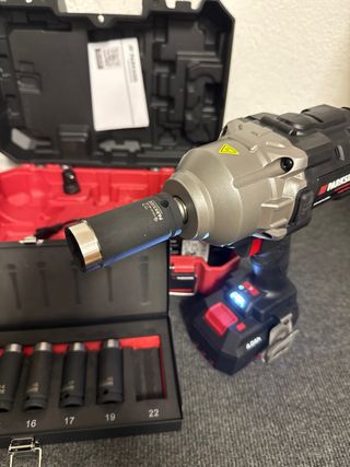 Llave de impacto Parkside + vasos