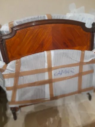 Coppia di letti classici in legno