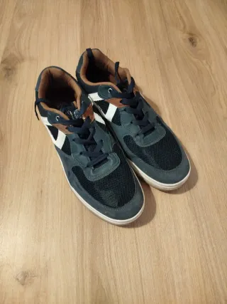 Zapatillas deportivas azul y blanco