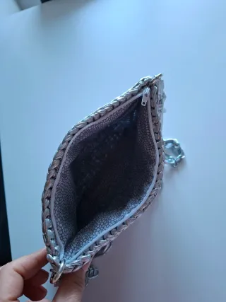Pochette argento con tracolla a catena