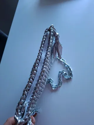 Pochette argento con tracolla a catena
