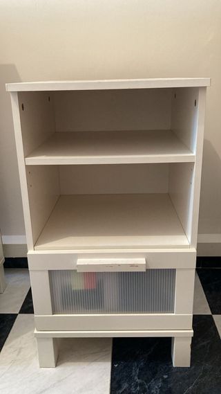 Mesita de noche blanca de madera