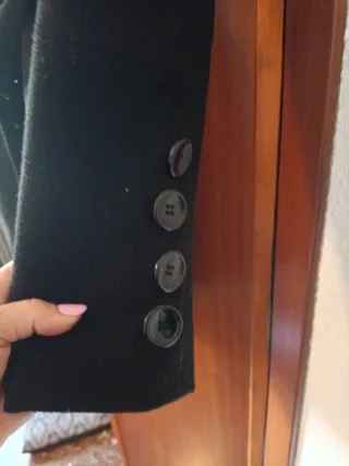 Abrigo negro con cinturón