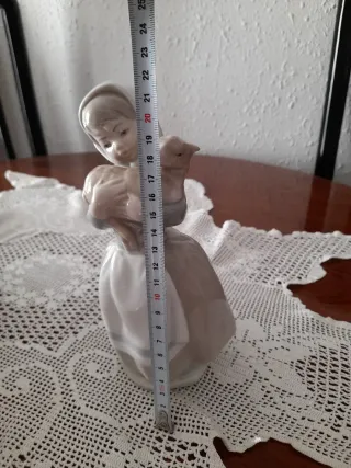 Figura de porcelana niña con cordero