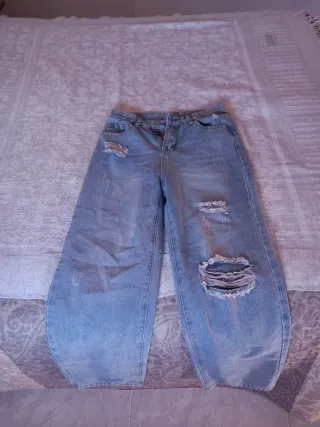 Pantalón vaquero ancho desgarrado talla 36