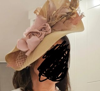 Tocado de fiesta beige y rosa. ARTESANAL