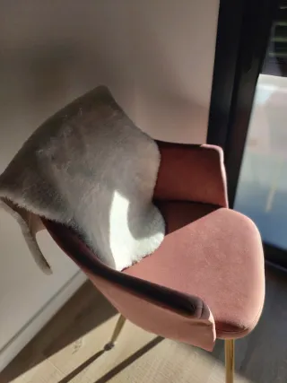 Butaca de ante sintético suave en color maquillaje