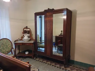 Dormitorio antiguo madera y tela