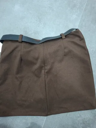 Falda pantalón marrón con cinturón