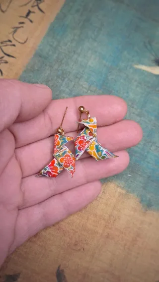 Pendientes de origami de pajarita