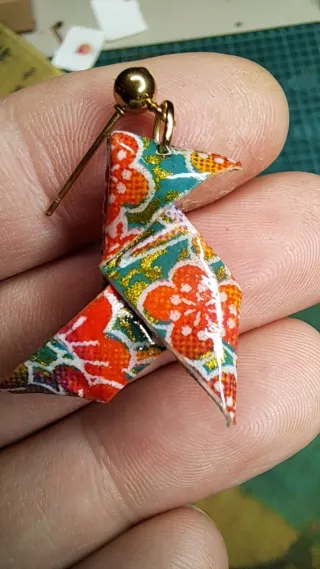 Pendientes de origami de pajarita